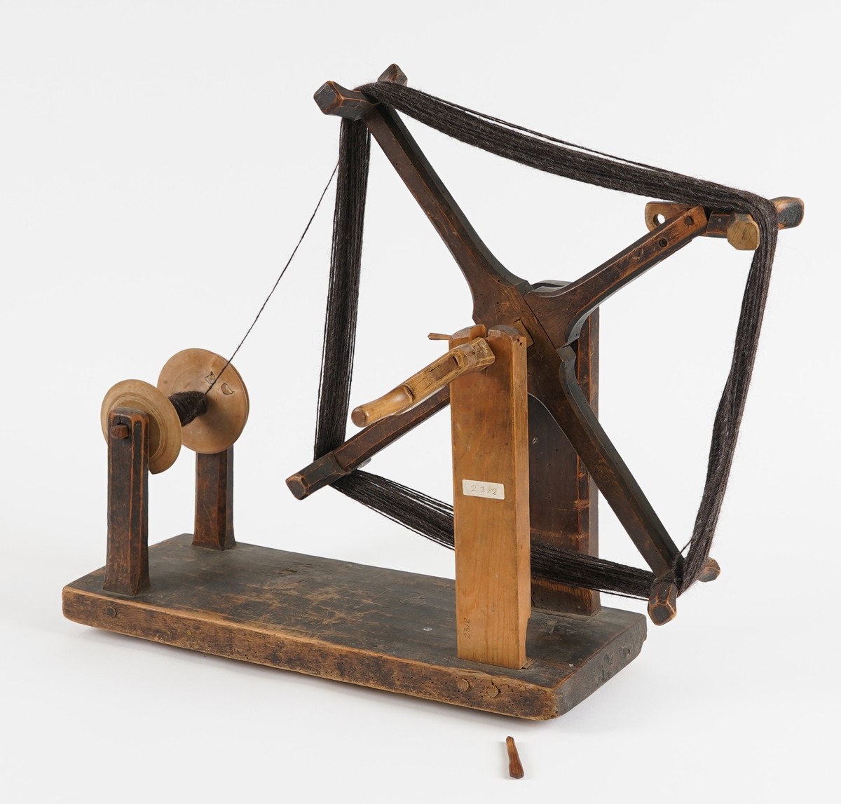 Eit brett med to oppståande stonger. Fire armar festa i kross på ein tverrliggande pinne mellom stengene, slik at armane i krossen kan rotere vertikalt. Boga tverrstykke på endane av armane, hespa vert laga rundt desse. På enden av pinnen som går gjennom senteret av krossen er det festa ei sveiv som ein brukar for å drive hespetreet. Den eine armen i krossen er ledda, slik at ein får smette av hespa. Snellestativ med snelle på den andre enden av brettet. Mørkebrun ulltråd heng på snella og hespetreet.