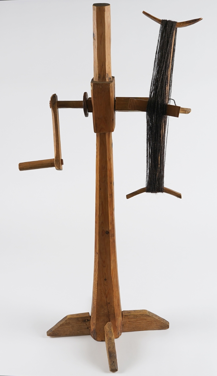 Stort hespetre. Grov, oppståande stong på ein krossforma fot av to klossar. Øvst på stonga går det ein pinne gjennom, der det er sett ei sveiv på eine sida og sjølve hespetreet på den andre. Hespetreet er fire armar festa i ein kross, som roterer vertikalt. Armane er avslutta med svakt boga tverrstykke. På desse vart tråden surra rundt for, å lage hesper. På hespetreet heng det brunt, naturfarga garn.