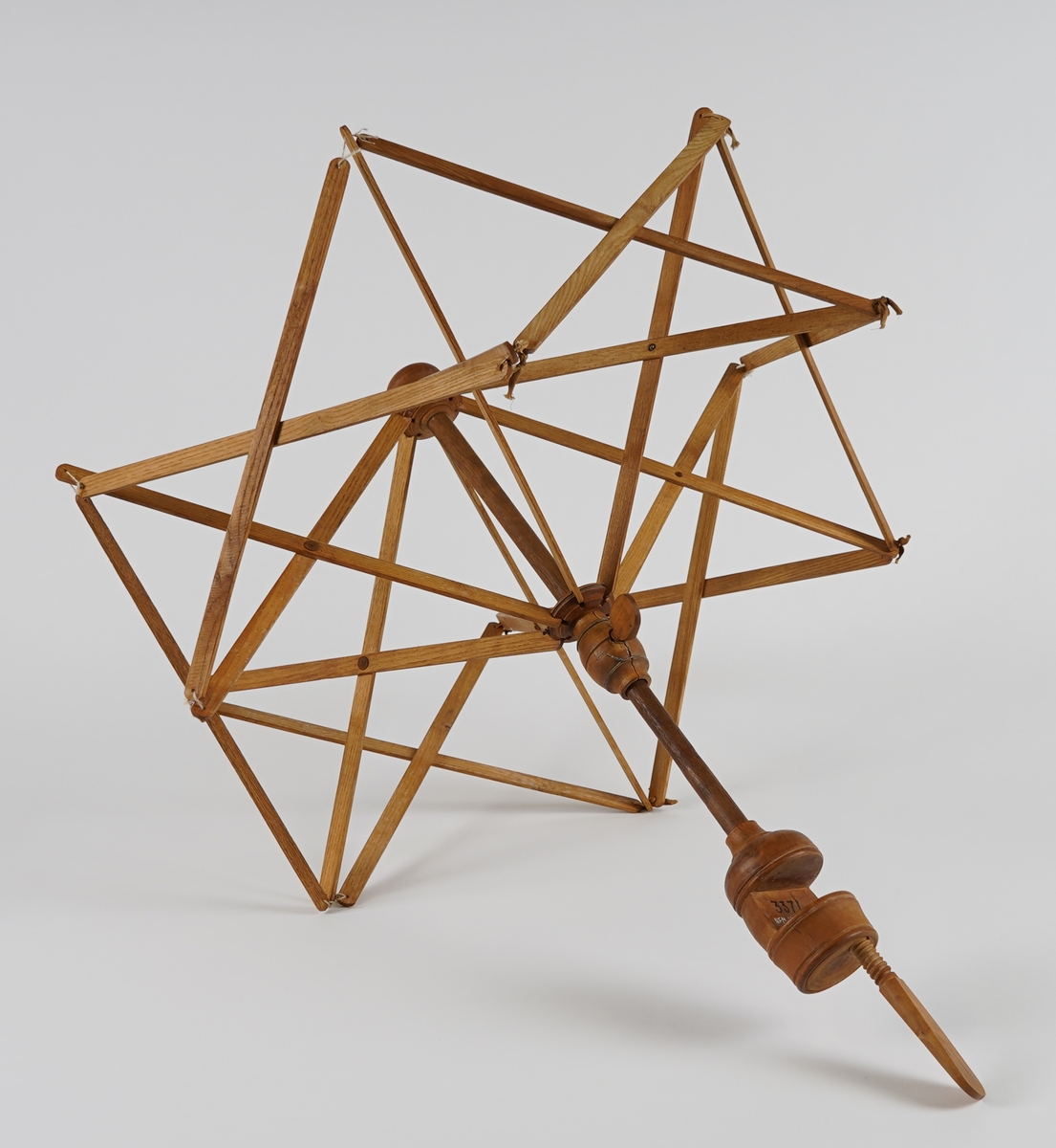 Paraplyforma, samanleggbart hespetre/ garnvinde til å feste til (bord)plate. Sett saman av flate spiler som er klinka ihop. "Stamma" er dreia. Ei kule med skrue er set inn på stamma, og kan flyttast og festas slik at vidden på garnvinda kan justeras trinnlaust, og tilpassas hesper i ulike storleikar. Nedst er det ei tvinge til å feste garnvinda i bordplater.