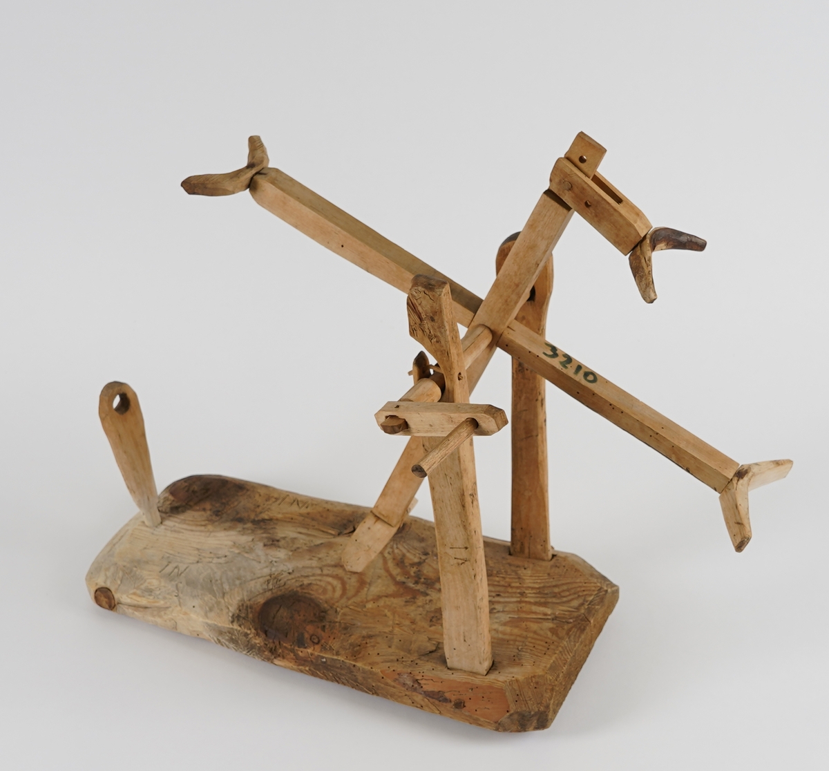 Eit brett med to oppståande stenger. Fire armar festa i kross på ein tverrliggande pinne mellom stengene, slik at armane i krossen kan rotere vertikalt. Boga tverrstykke på endane av armane, hespa vert laga rundt desse. På enden av pinnen som går gjennom senteret av krossen er det festa ei sveiv som ein brukar for å drive hespetreet. Den eine armen i krossen er ledda, slik at ein får smette av hespa.