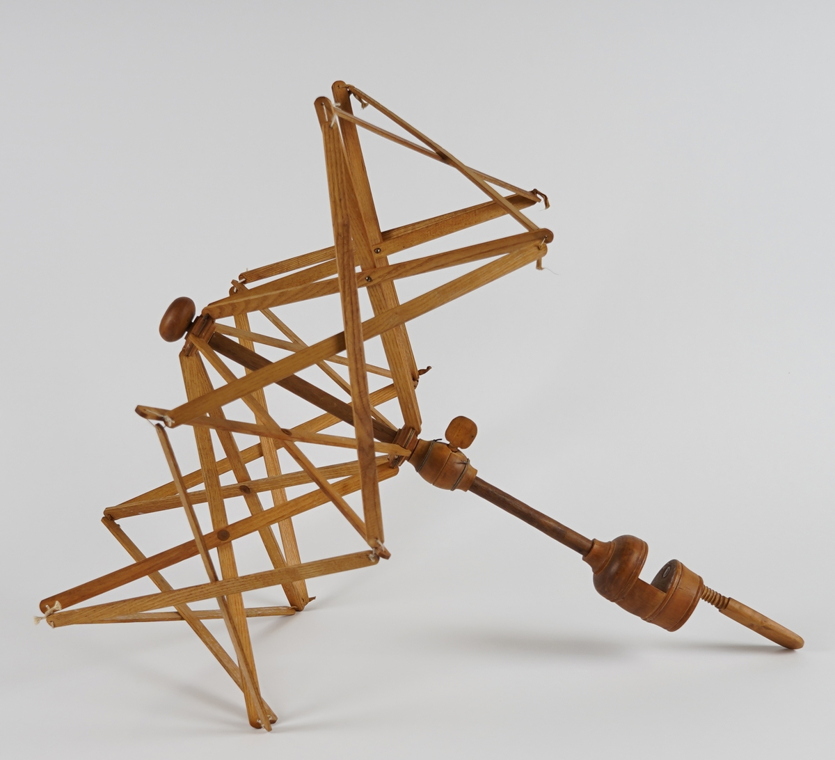 Paraplyforma, samanleggbart hespetre/ garnvinde til å feste til (bord)plate. Sett saman av flate spiler som er klinka ihop. "Stamma" er dreia. Ei kule med skrue er set inn på stamma, og kan flyttast og festas slik at vidden på garnvinda kan justeras trinnlaust, og tilpassas hesper i ulike storleikar. Nedst er det ei tvinge til å feste garnvinda i bordplater.