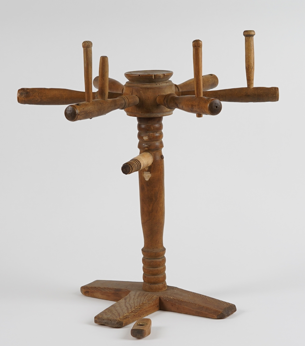 Hespetre plassert på ein dreia oppståande "stolpe". Denne har 2 feste for hjulet til hespe som gjer at ein kan nytte dette vertikalt og horisentalt.