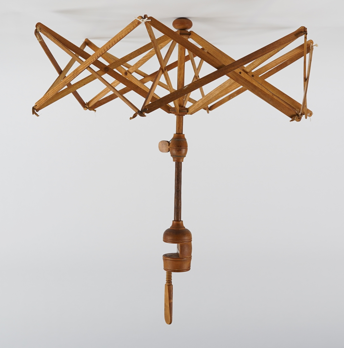 Paraplyforma, samanleggbart hespetre/ garnvinde til å feste til (bord)plate. Sett saman av flate spiler som er klinka ihop. "Stamma" er dreia. Ei kule med skrue er set inn på stamma, og kan flyttast og festas slik at vidden på garnvinda kan justeras trinnlaust, og tilpassas hesper i ulike storleikar. Nedst er det ei tvinge til å feste garnvinda i bordplater.