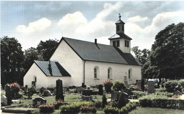 Vykort, "Breareds kyrka, Simlångsdalen" med kyrkogården i förgrunden.