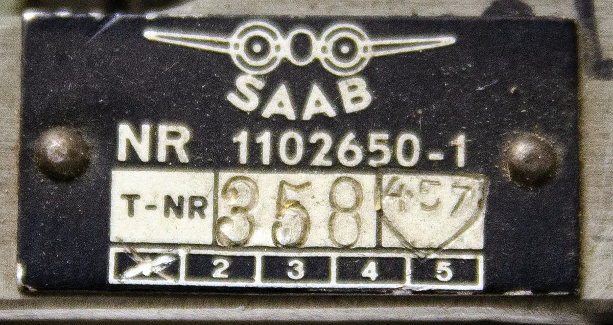 Spakservo, tillhörandes flygplan 32, Lansen. Av metall, oregelbunden form med flera utskjutande delar. Uppskuren för undervisning och monterad på stativ. Tillverkad av SAAB, nummer: 1102355-1.