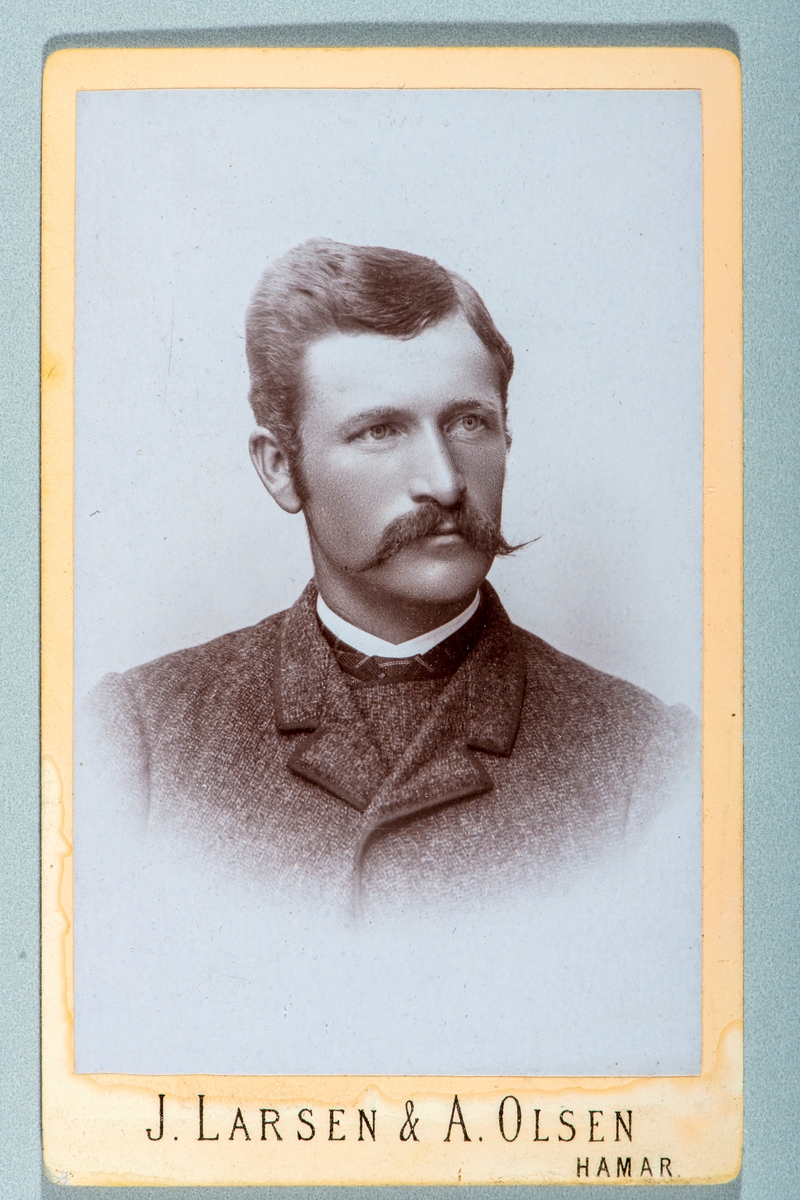 Portrett Simen Holte. Carte visit og Kabinett bilder fra to fotoalbumer fra Holte Gård i Stange.