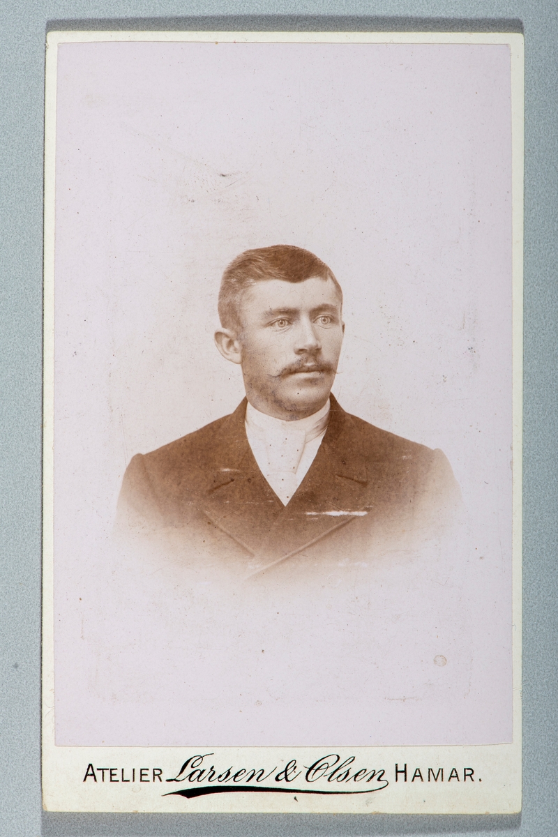 Portrett Emil Martin Holter (f: 19/5-1871) Skolestyrere i Glemmen. Gift med Ellen Østby. Carte visit og Kabinett bilder fra to fotoalbumer fra Holte Gård i Stange.