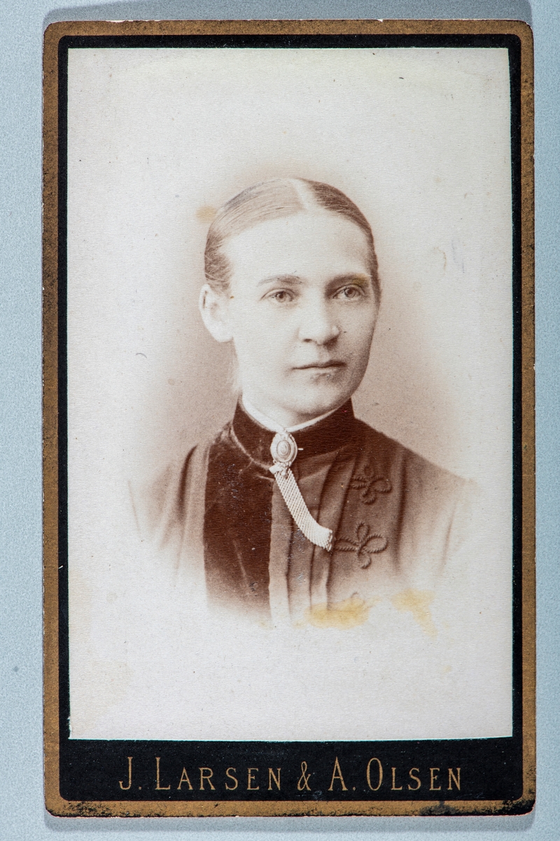 Portrett Andrine Grøndahl. Carte visit og Kabinett bilder fra to fotoalbumer fra Holte Gård i Stange.