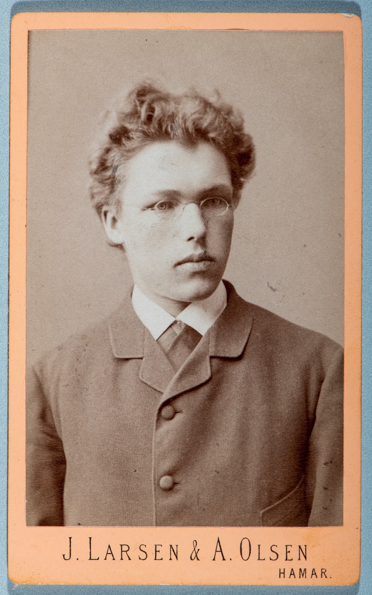 Portrett Simen Knudsen. Carte visit og Kabinett bilder fra to fotoalbumer fra Holte Gård i Stange.