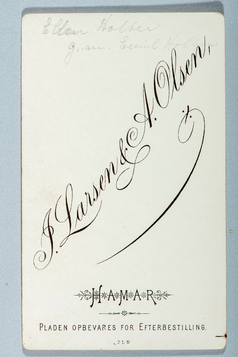 Portrett Ellen Østby, (f: 14/11-1876) gift Holter. Giftet seg med Skolestyrer Emil Martin Holter i 1901. Carte visit og Kabinett bilder fra to fotoalbumer fra Holte Gård i Stange.