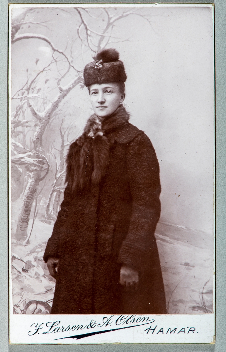 Portrett Karen Knudsen. Kledd i vinter klær. Carte visit og Kabinett bilder fra to fotoalbumer fra Holte Gård i Stange.