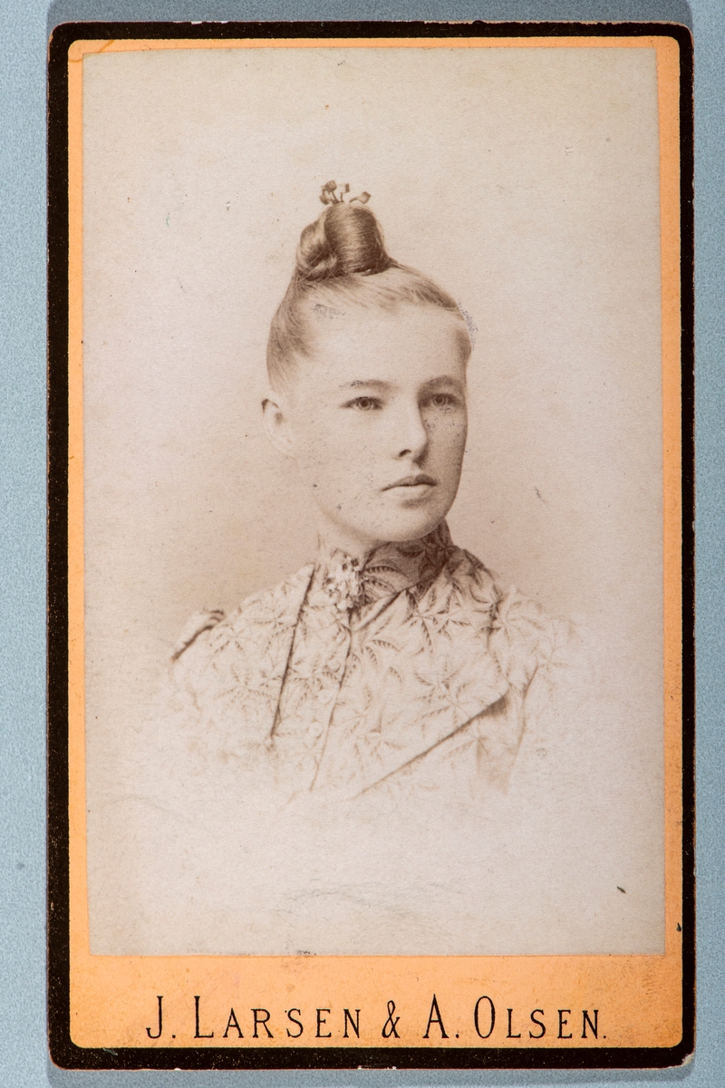 Portrett Anna Knudsen. Carte visit og Kabinett bilder fra to fotoalbumer fra Holte Gård i Stange.