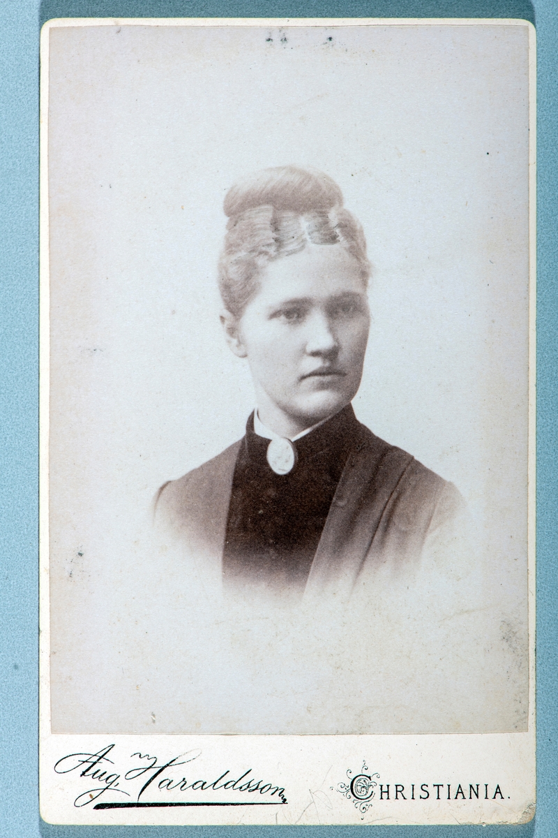 Portrett Anne Nødsle.  (kan være Anne Larsdatter Nødsle født 1861) Carte visit og Kabinett bilder fra to fotoalbumer fra Holte Gård i Stange.