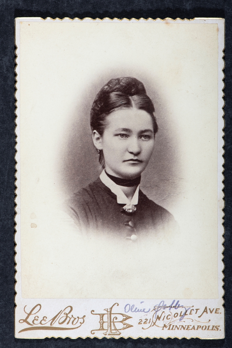 Portrett Oline Østby. Kabinett bilde fra fotoalbumfra Holte Gård i Stange.