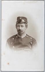 Portrett ukjent mann i militæruniform. Carte visit og Kabine