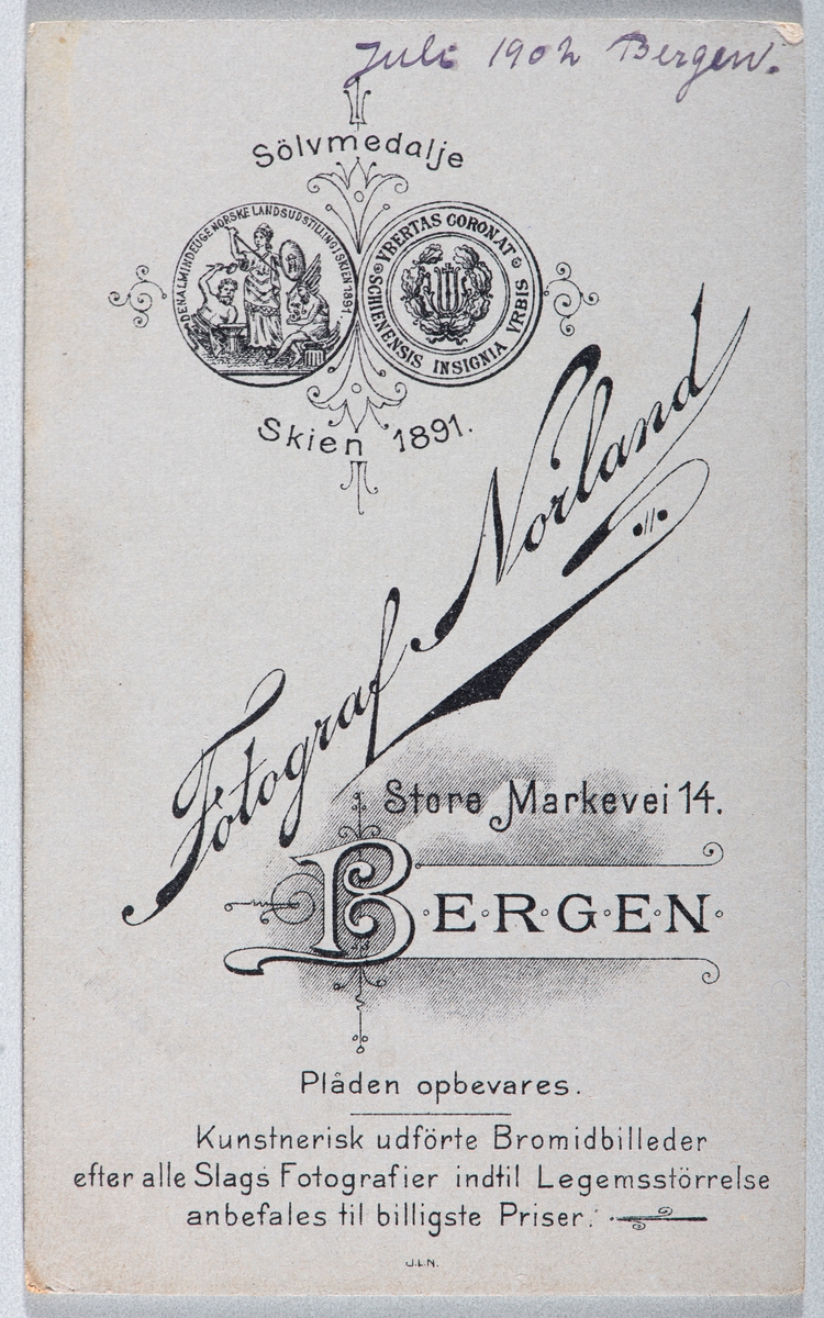 Portrett ukjent kvinne, påskrift på baksiden: Juli 1902, Bergen. 
Carte visit og Kabinett bilder fra to fotoalbumer fra Holte Gård i Stange.