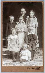 Gruppe 7 ukjente barn. Carte visit og Kabinett bilder fra to