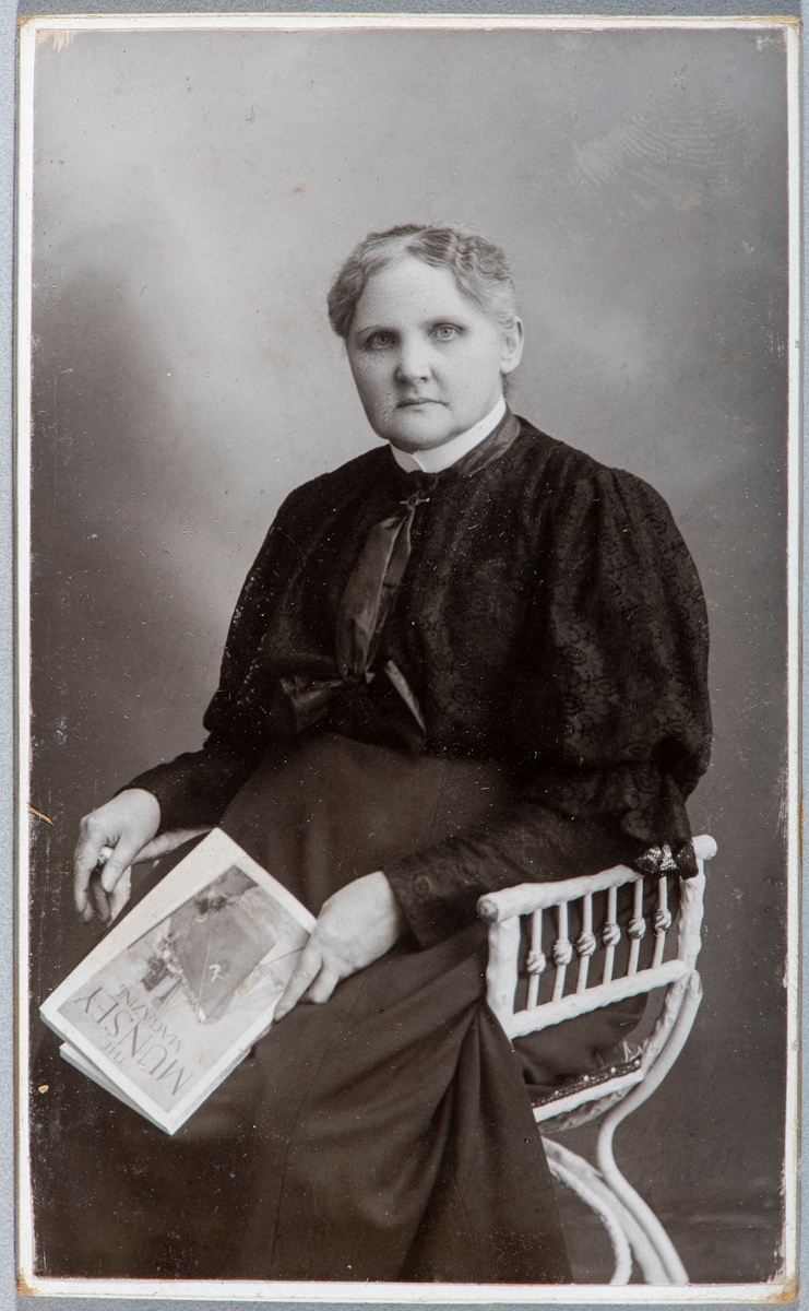 Portrett ukjent dame som leser The Munsey Magazine. Carte visit og Kabinett bilder fra to fotoalbumer fra Holte Gård i Stange.