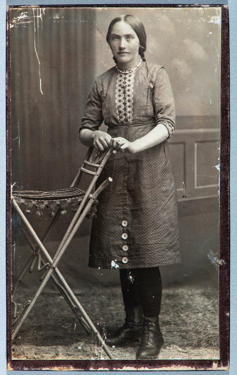 Portrett helfigur, ukjent kvinne. Carte visit og Kabinett bilder fra to fotoalbumer fra Holte Gård i Stange.