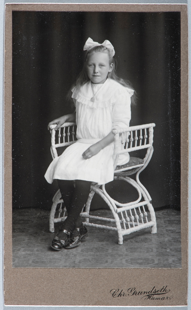Portrett ukjent jente. Carte visit og Kabinett bilder fra to fotoalbumer fra Holte Gård i Stange.
