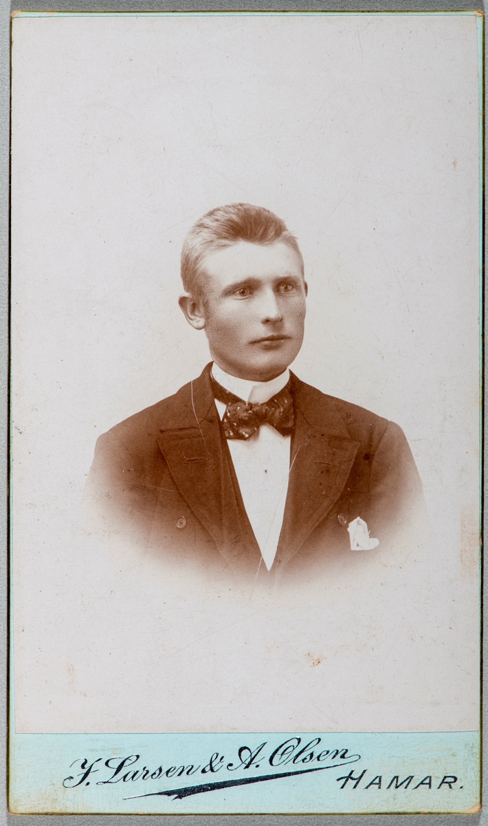 Portrett ukjent ung mann. Carte visit og Kabinett bilder fra to fotoalbumer fra Holte Gård i Stange.