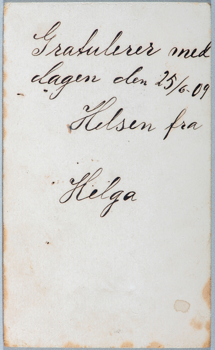 Portrett helfigur, ukjent jente. Påskrift på baksiden: "Gratulerer med dagen den 25/6-09, hilsen fra Helga" 
Carte visit og Kabinett bilder fra to fotoalbumer fra Holte Gård i Stange.