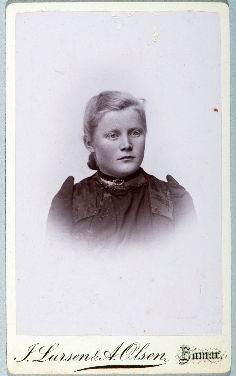 Portrett ukjent jente. Carte visit og Kabinett bilder fra to fotoalbumer fra Holte Gård i Stange.