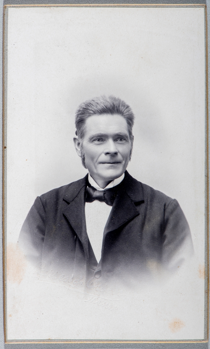 Portrett ukjent mann. Carte visit og Kabinett bilder fra to fotoalbumer fra Holte Gård i Stange.