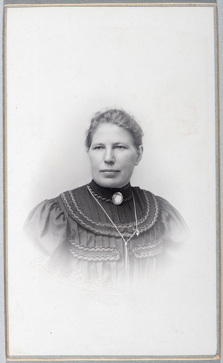 Portrett ukjent kvinne. Carte visit og Kabinett bilder fra to fotoalbumer fra Holte Gård i Stange.
