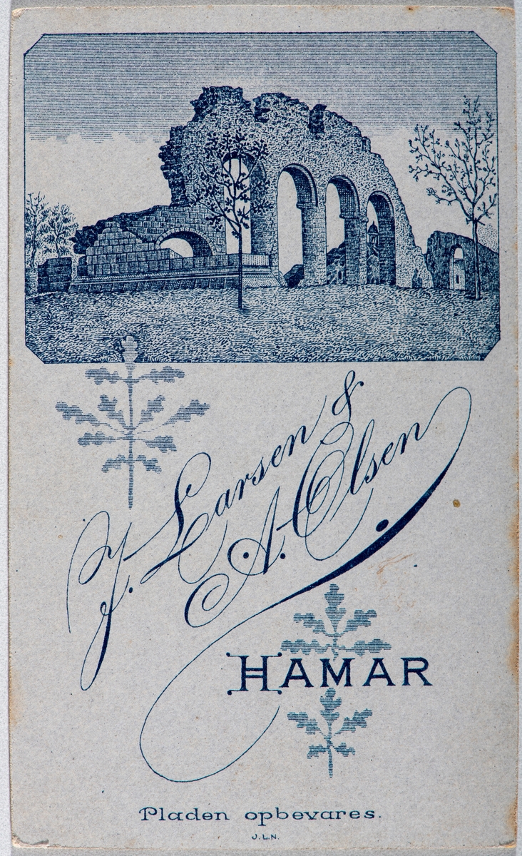 Portrett ukjent mann. Carte visit og Kabinett bilder fra to fotoalbumer fra Holte Gård i Stange.