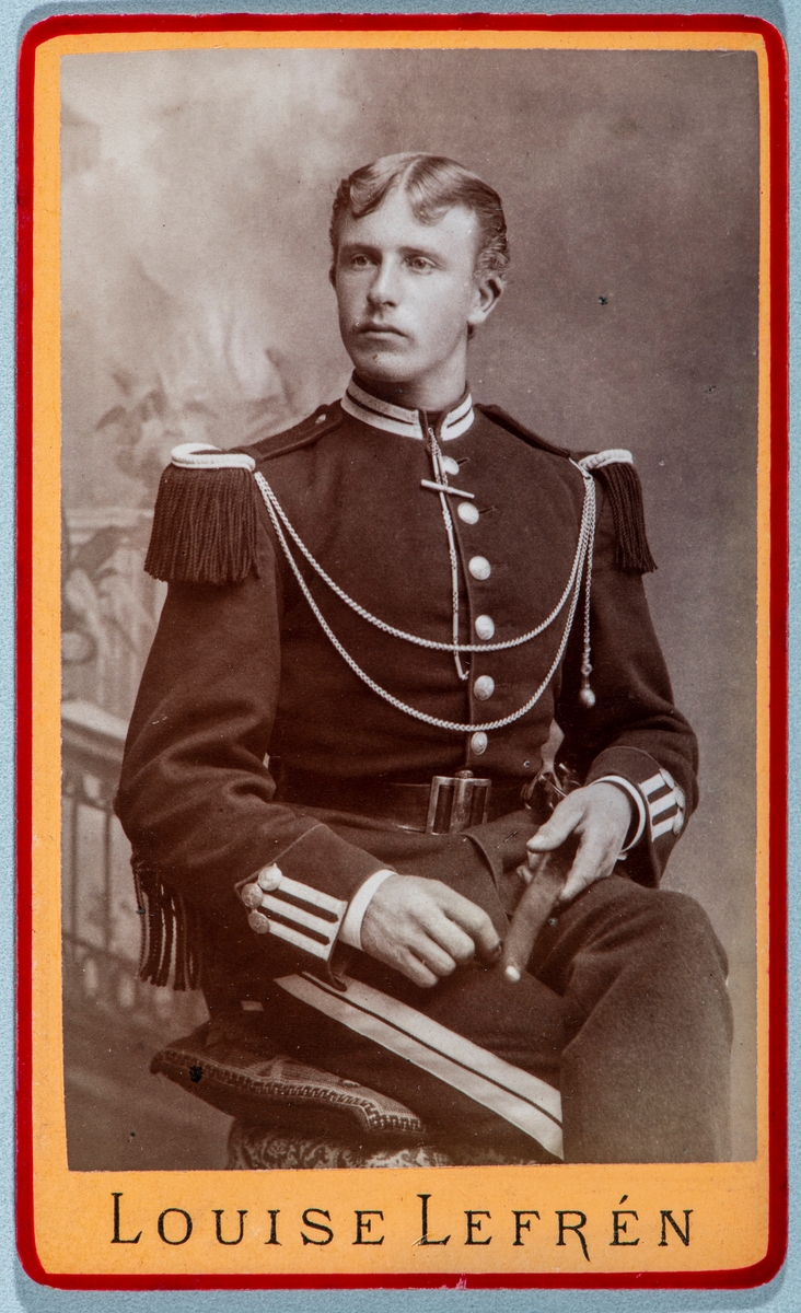 Portrett ukjent mann i militæruniform. Carte visit og Kabinett bilder fra to fotoalbumer fra Holte Gård i Stange.