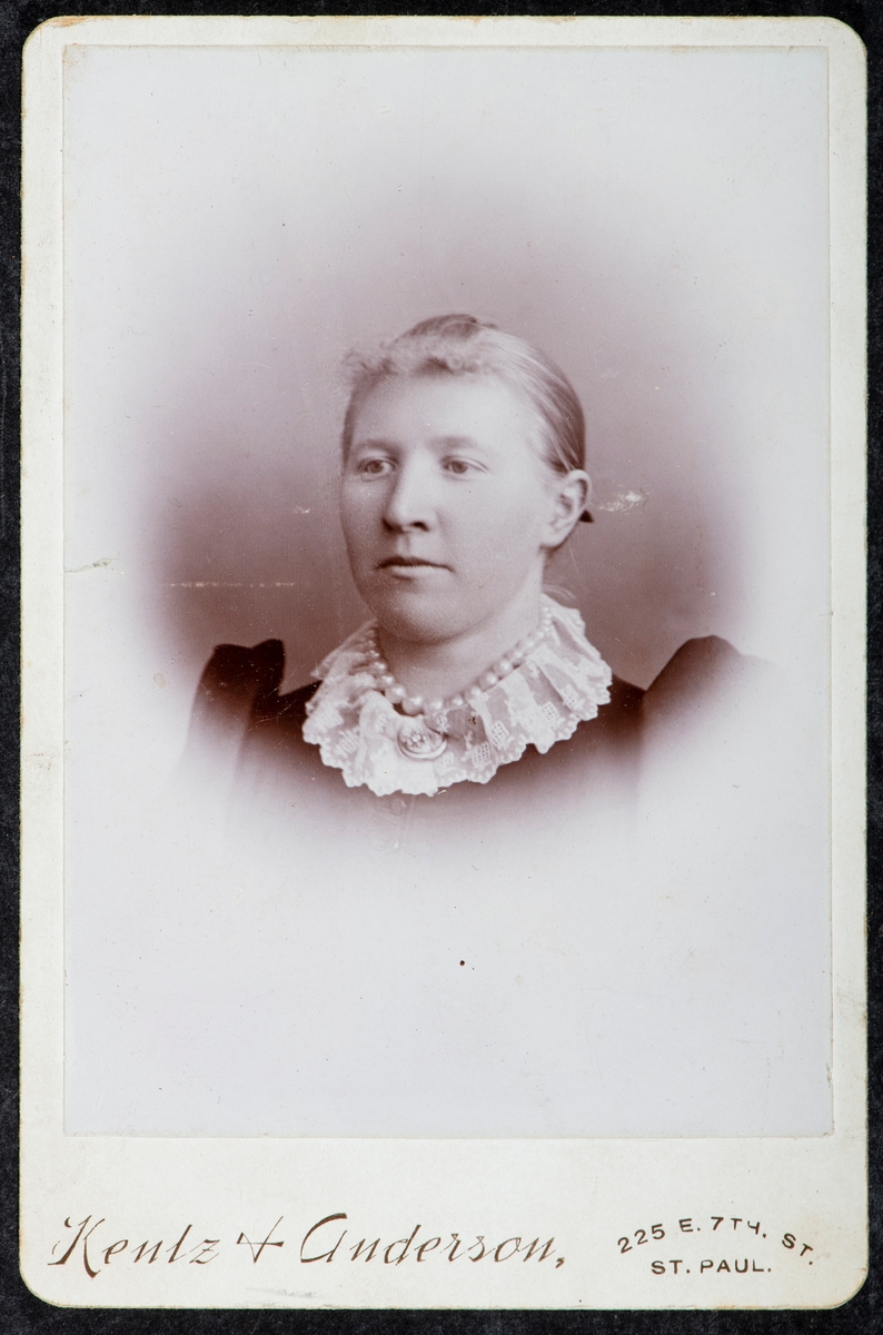 Portrett ukjent kvinne. Kabinett bilde fra fotoalbum fra Holte Gård i Stange.