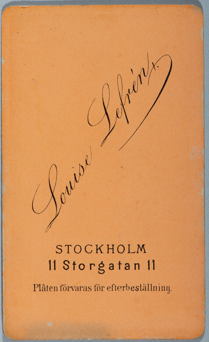 Portrett ukjent mann i militæruniform. Carte visit og Kabinett bilder fra to fotoalbumer fra Holte Gård i Stange.