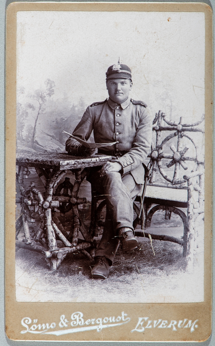 Portrett av ukjent mann i uniform. Carte visit og Kabinett bilder fra to fotoalbumer fra Holte Gård i Stange.