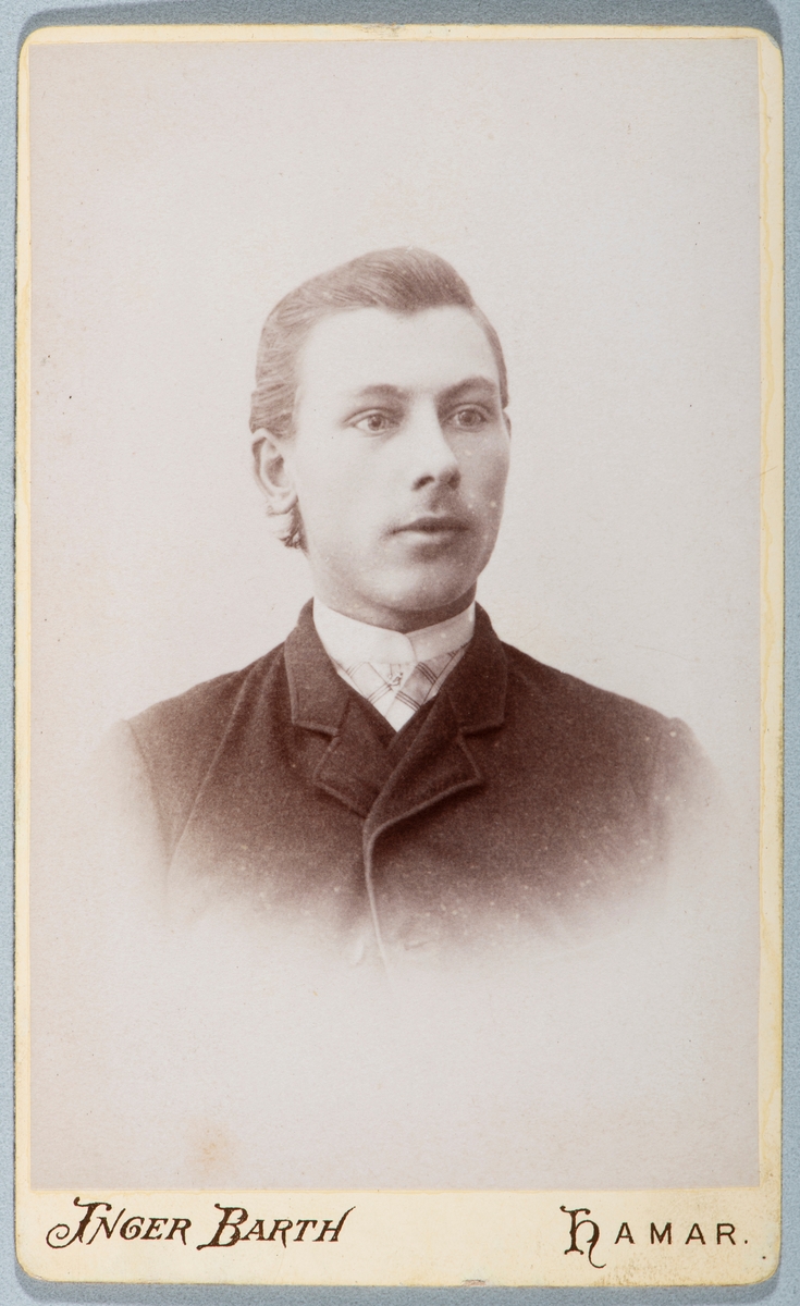 Portrett ukjent mann. Carte visit og Kabinett bilder fra to fotoalbumer fra Holte Gård i Stange.