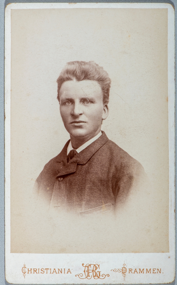 Portrett ukjent mann. Carte visit og Kabinett bilder fra to fotoalbumer fra Holte Gård i Stange.