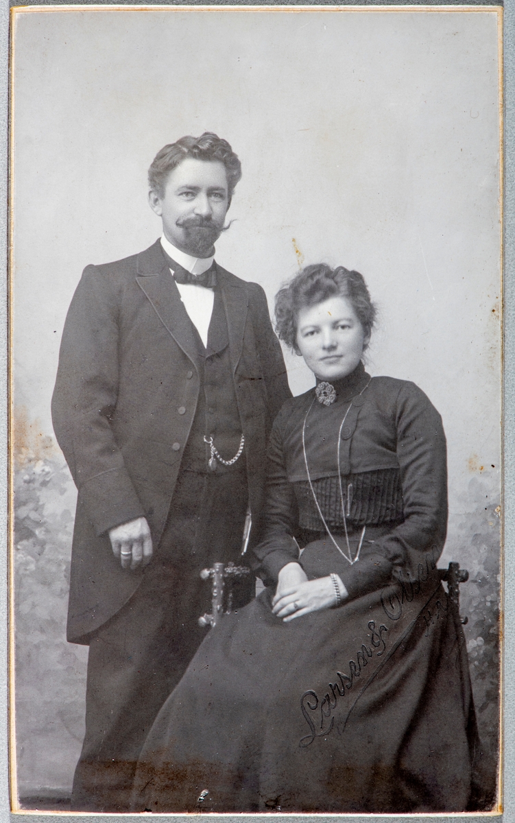Ukjent ektepar? Carte visit og Kabinett bilder fra to fotoalbumer fra Holte Gård i Stange.