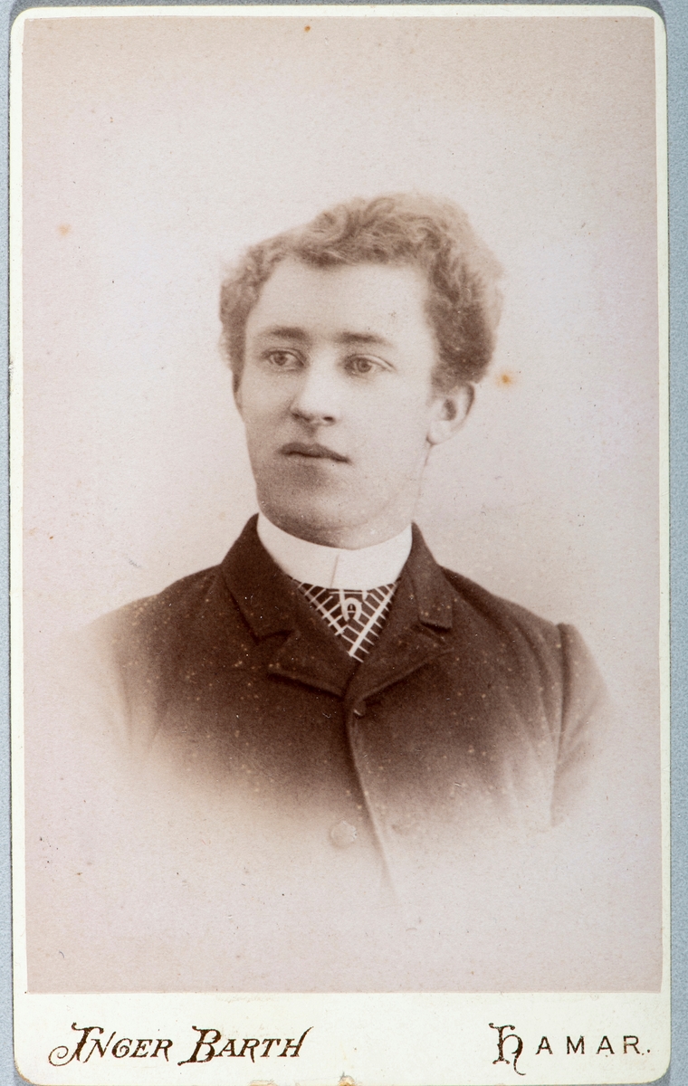 Portrett ukjent mann. Carte visit og Kabinett bilder fra to fotoalbumer fra Holte Gård i Stange.