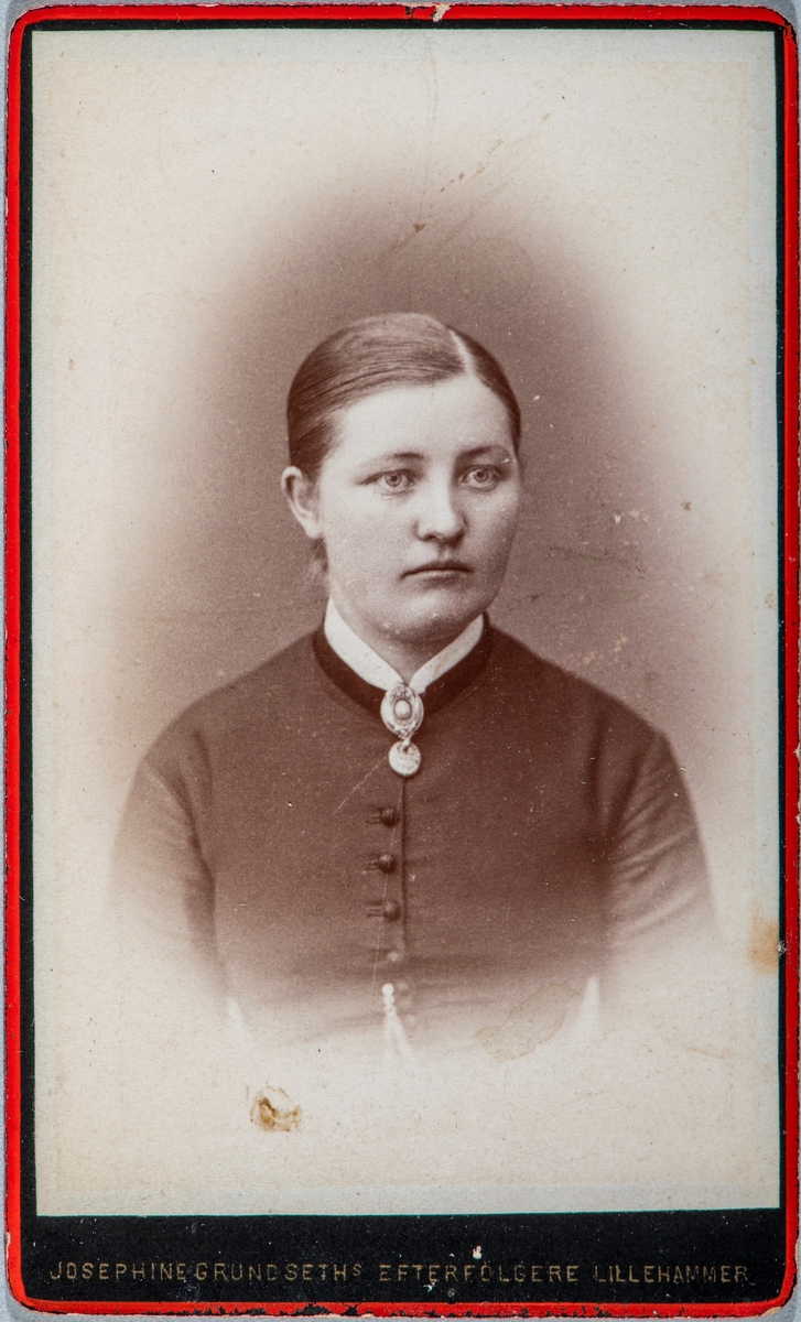Portrett ukjent kvinne. Carte visit og Kabinett bilder fra to fotoalbumer fra Holte Gård i Stange.