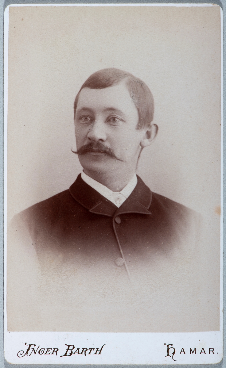 Portrett ukjent mann. Carte visit og Kabinett bilder fra to fotoalbumer fra Holte Gård i Stange.