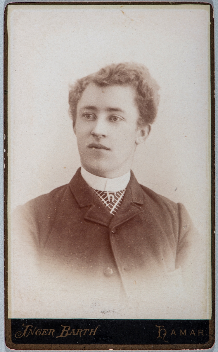 Portrett ukjent mann. Carte visit og Kabinett bilder fra to fotoalbumer fra Holte Gård i Stange.