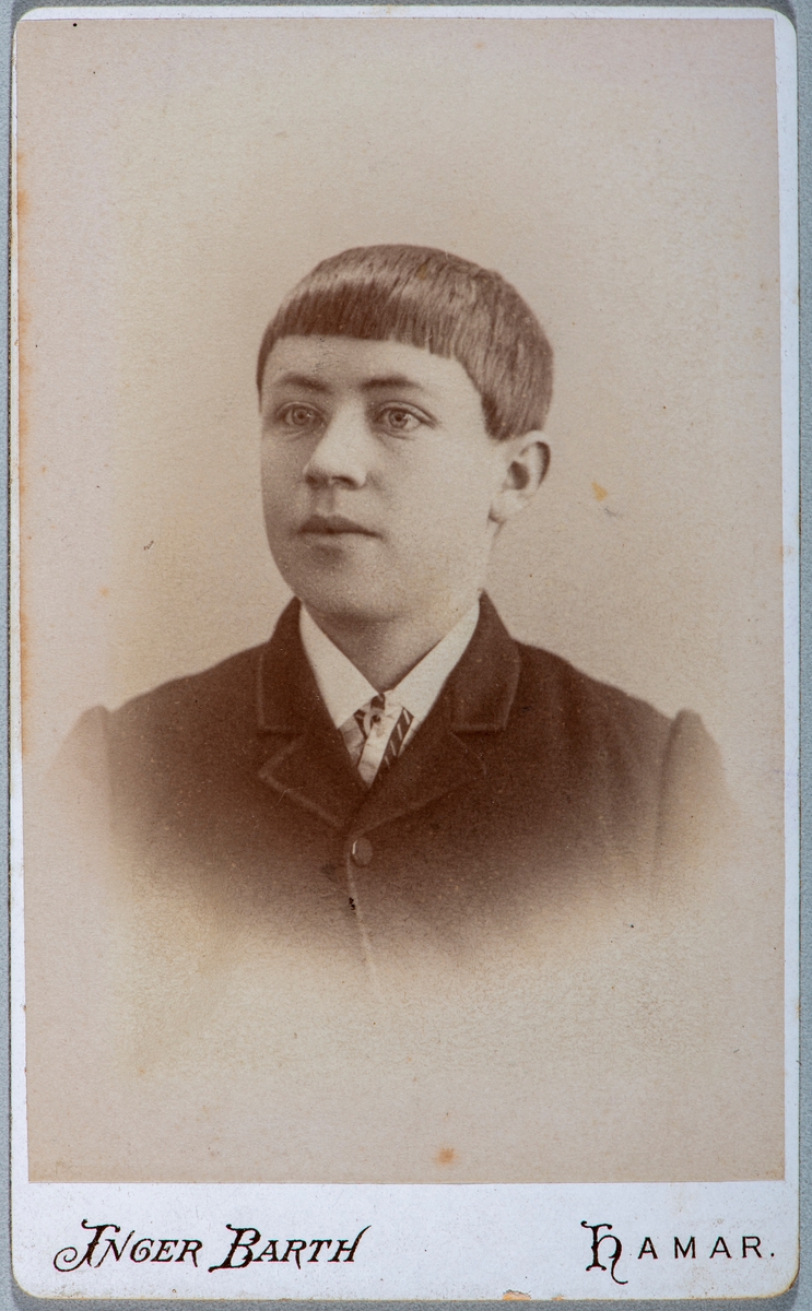 Portrett ukjent mann. Carte visit og Kabinett bilder fra to fotoalbumer fra Holte Gård i Stange.