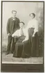Kabinettsfotografi - två kvinnor och en man, Södertälje