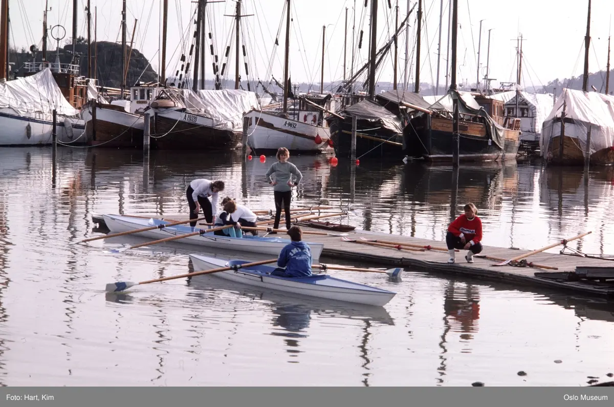 Oslo Kvinnelige Roklubb, brygge, robåter, kvinner, fiskeskøyter