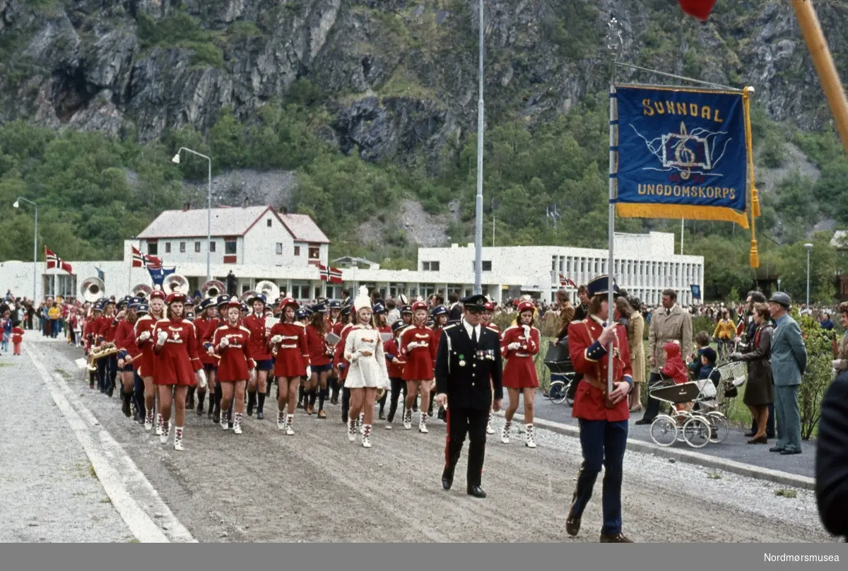 Foto fra et 17. mai tog i Sunndal kommune. Datering er trolig på 1980-tallet. Fra Stein Magne Bach sin private fotosamling. Denne samlingen består av dias fra perioden omkring 1980. Fra Nordmøre museums fotosamlinger.