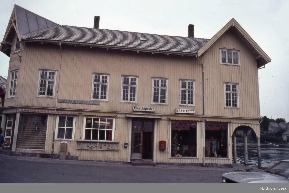 Foto fra Brevik trygdekasse, Brevikposten og Rano nytt, Brevik i Porsgrunn kommune, Telemark fylke. Muligens fra 1980-tallet. Fra Stein Magne Bach sin private fotosamling. Denne samlingen består av dias fra perioden omkring 1980. Fra Nordmøre museums fotosamlinger.