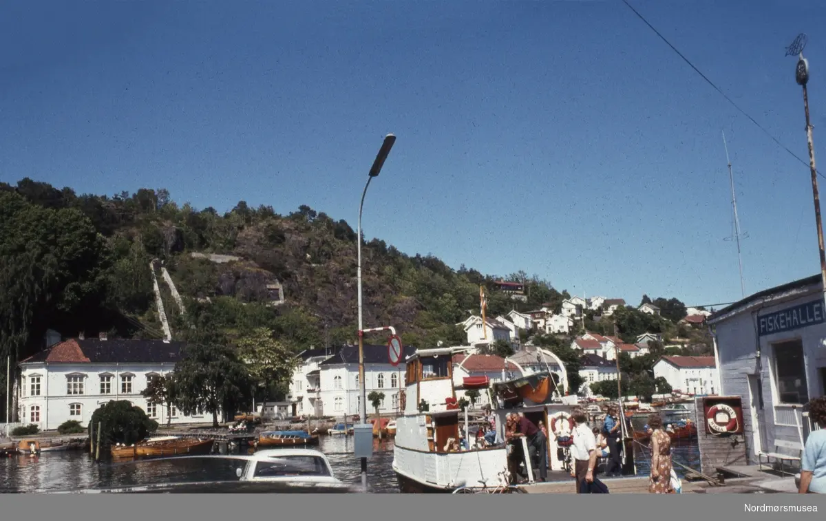 Foto muligens fra Brevik i Porsgrunn kommune? Datering er muligens omkring 1980-tallet. Fra Stein Magne Bach sin private fotosamling. Denne samlingen består av dias fra perioden omkring 1980. Fra Nordmøre museums fotosamlinger.