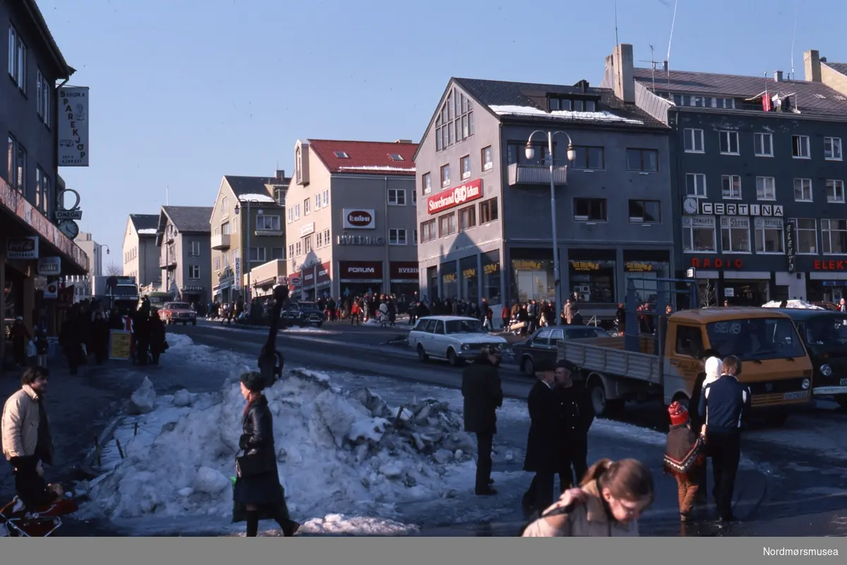 Kaibakken på Kirkelandet i Kristiansund. Omkring 1980-tallet. Fra Stein Magne Bach sin private fotosamling. Denne samlingen består av dias fra perioden omkring 1980. Fra Nordmøre museums fotosamlinger.