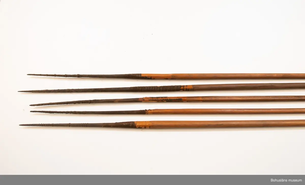 Ur handskrivna katalogen 1957-1958:
Pilkoger, Kongo, Afrika
Kogsets L. 42 cm, av skinn, m. fastknuten stödpinne; inneh. 30 st, varav flera är brutna och trasiga förgiftade rörpilar m. hårda spetsar av trä, L.c:a 75 cm. 
Kogset inneh. en pil, längre (c:a 10 cm mer) än de övriga; överföres t. grp UM860.
Pilarna nr, 811 är ej var för sig märkta!

Lappkatalog: 9

Ur Knut Adrian Anderssons Katalog II 1916:
No 11a, Pilkoger av läder (42x6x5 cm) innehåller 20 förgiftade rörpilar (60 cm). Från Lamami (Lomami?) i Kongo. Skänkta 2/11 1985 av löjtnant A. Hoppenrath.
