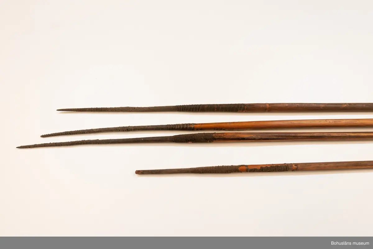 811:5 avbruten.

Ur handskrivna katalogen 1957-1958:
Pilkoger, Kongo, Afrika
Kogsets L. 42 cm, av skinn, m. fastknuten stödpinne; inneh. 30 st, varav flera är brutna och trasiga förgiftade rörpilar m. hårda spetsar av trä, L.c:a 75 cm. 
Kogset inneh. en pil, längre (c:a 10 cm mer) än de övriga; överföres t. grp UM860.
Pilarna nr, 811 är ej var för sig märkta!

Lappkatalog: 9

Ur Knut Adrian Anderssons Katalog II 1916:
No 11a, Pilkoger av läder (42x6x5 cm) innehåller 20 förgiftade rörpilar (60 cm). Från Lamami (Lomami?) i Kongo. Skänkta 2/11 1985 av löjtnant A. Hoppenrath.